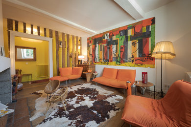 Diseño de salón cerrado contemporáneo de tamaño medio con paredes amarillas, suelo de madera en tonos medios y suelo marrón
