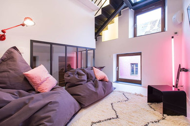 Abgetrenntes, Mittelgroßes Modernes Wohnzimmer ohne Kamin mit weißer Wandfarbe und TV-Wand in Lyon