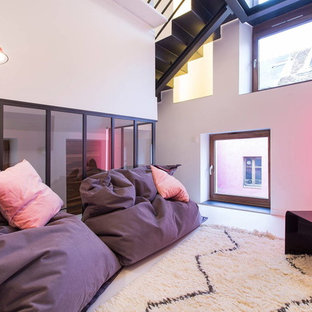 Réalisation d'un salon design fermé et de taille moyenne avec un mur blanc, aucune cheminée et un téléviseur fixé au mur.