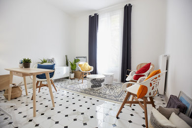 Immagine di un soggiorno nordico di medie dimensioni e chiuso con pareti bianche, pavimento con piastrelle in ceramica, pavimento bianco e nessuna TV