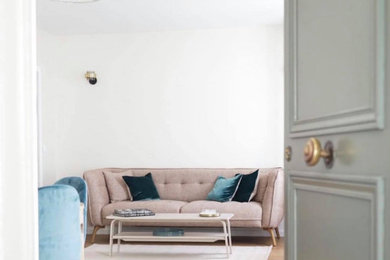パリにあるお手頃価格の中くらいなコンテンポラリースタイルのおしゃれなLDK (白い壁、淡色無垢フローリング、暖炉なし、茶色い床、壁掛け型テレビ) の写真