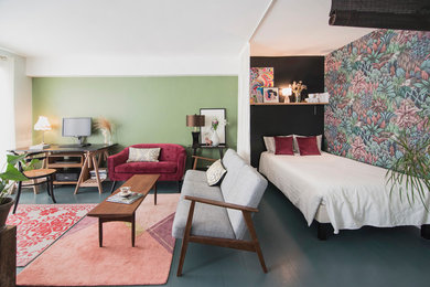 Foto di un soggiorno boho chic di medie dimensioni e aperto con libreria, pareti verdi, pavimento in legno verniciato e pavimento blu