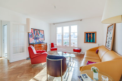 Foto de salón abierto minimalista de tamaño medio sin chimenea y televisor con paredes blancas, suelo de madera clara y suelo beige