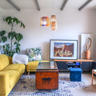 Inspiration pour un salon bohème de taille moyenne et ouvert avec un mur blanc, sol en stratifié, aucune cheminée et un sol beige.
