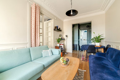 Идея дизайна: большая изолированная гостиная комната в современном стиле с белыми стенами, паркетным полом среднего тона, коричневым полом, стандартным камином и отдельно стоящим телевизором
