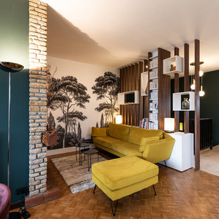 Ejemplo de salón abierto, vintage, de tamaño medio, con paredes multicolor, suelo de madera en tonos medios, marco de chimenea de ladrillo y suelo marrón