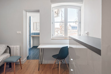 Aménagement d'un petit salon contemporain avec un mur gris et parquet clair.