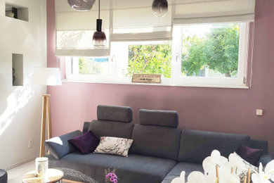 Aménagement d'un salon moderne de taille moyenne et ouvert avec un mur violet, parquet clair, une cheminée standard, un manteau de cheminée en plâtre, un téléviseur indépendant et un sol beige.