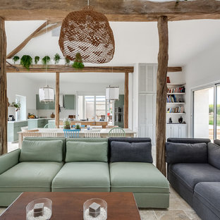 Réalisation d'un grand salon nordique ouvert avec une salle de réception, un mur blanc, un sol en marbre, un poêle à bois, un téléviseur indépendant et un sol beige.