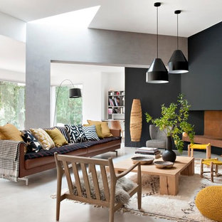 Idee per un soggiorno minimal con pareti multicolore e pavimento in cemento