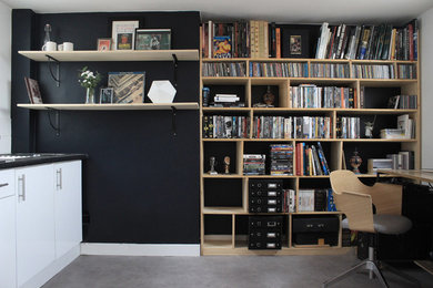 Aménagement d'un petit salon contemporain fermé avec un mur noir, un sol en linoléum, aucune cheminée, un téléviseur fixé au mur et un sol gris.
