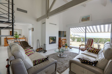 Mittelgroßes Modernes Wohnzimmer im Loft-Stil mit weißer Wandfarbe und freistehendem TV in Bordeaux