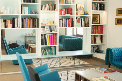 Aménagement d'un salon classique de taille moyenne et ouvert avec une bibliothèque ou un coin lecture, un mur bleu, parquet peint, aucune cheminée et aucun téléviseur.