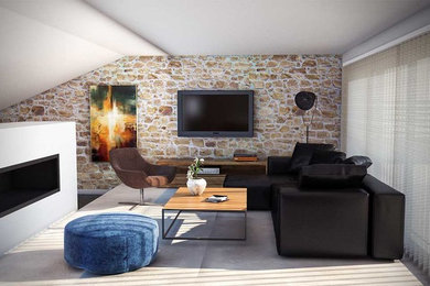 Aménagement d'un grand salon campagne ouvert avec un mur blanc, sol en béton ciré, une cheminée standard, un manteau de cheminée en plâtre, un téléviseur fixé au mur et un sol beige.