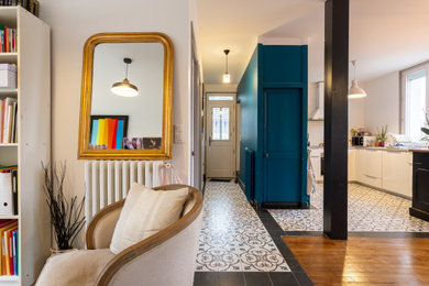 Inspiration pour un salon design de taille moyenne et ouvert avec un mur bleu, un sol en carrelage de céramique et un sol multicolore.
