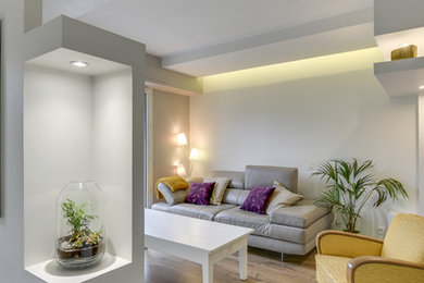 Ispirazione per un soggiorno minimalista di medie dimensioni e aperto con libreria, pareti viola, pavimento in legno massello medio, TV a parete e pavimento marrone
