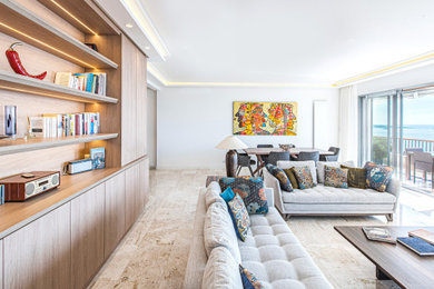 Exemple d'un grand salon chic ouvert avec une bibliothèque ou un coin lecture, un mur blanc, un téléviseur indépendant, un sol beige, un sol en marbre et aucune cheminée.