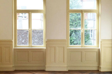Ispirazione per un soggiorno classico di medie dimensioni con pareti beige e pavimento in legno massello medio