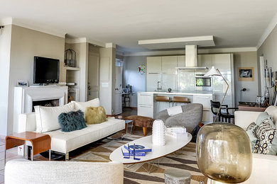 Mittelgroßes, Offenes Modernes Wohnzimmer mit beiger Wandfarbe, Keramikboden, Kamin, freistehendem TV, beigem Boden und Tapetenwänden in Marseille