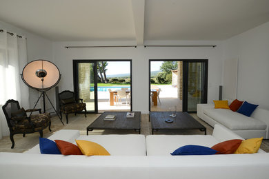 Cette image montre un grand salon design ouvert avec un mur blanc et un sol en carrelage de céramique.