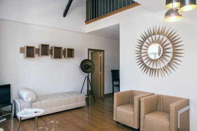Imagen de salón abierto contemporáneo de tamaño medio sin chimenea con paredes blancas y suelo de madera clara