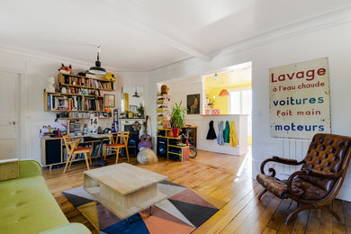 Idee per un grande soggiorno chic aperto con libreria, pareti bianche, camino ad angolo e nessuna TV