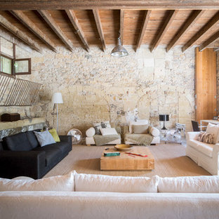 Cette image montre un grand salon rustique ouvert avec une salle de réception et un téléviseur fixé au mur.