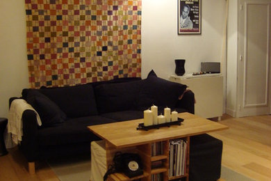 Exemple d'un salon tendance de taille moyenne et ouvert avec un mur blanc, parquet clair et un sol beige.