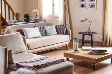 Idee per un soggiorno classico di medie dimensioni e aperto con pareti beige, parquet chiaro, libreria e pavimento marrone
