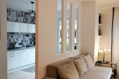 Idées déco pour un salon contemporain ouvert avec un mur blanc et parquet clair.