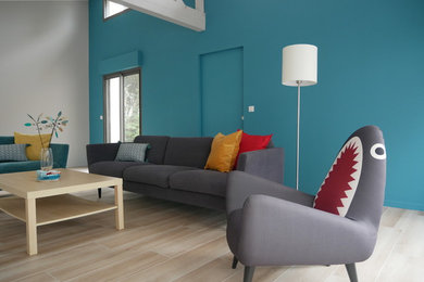 Modelo de salón abierto actual grande con paredes azules, suelo de baldosas de cerámica y suelo multicolor