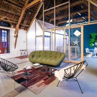 Inspiration pour un salon bohème ouvert et de taille moyenne avec un mur blanc, béton au sol, aucune cheminée et aucun téléviseur.