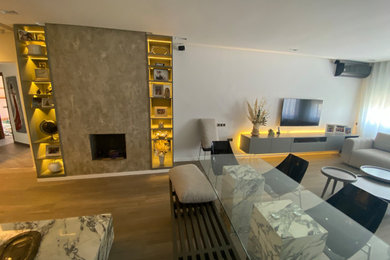 Inspiration pour un salon minimaliste en bois avec une cheminée standard et un sol gris.