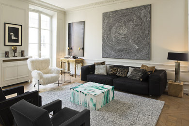 Diseño de salón abierto clásico grande sin televisor con paredes blancas y suelo de madera en tonos medios