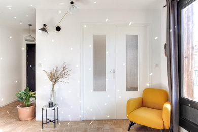 Idées déco pour un salon contemporain avec un mur blanc, parquet clair et un sol beige.