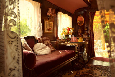 Idées déco pour un petit salon romantique fermé avec un mur marron, un sol en bois brun, aucune cheminée et aucun téléviseur.