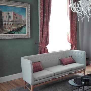 Salon scandinave dans un intérieur classique