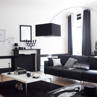 Aménagement d'un salon contemporain de taille moyenne et ouvert avec un mur blanc, une cheminée standard, aucun téléviseur et un sol en bois brun.