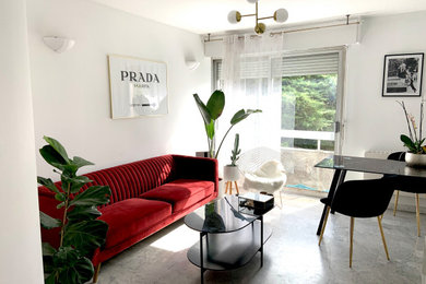 マルセイユにある低価格の小さなトランジショナルスタイルのおしゃれな独立型リビング (白い壁、大理石の床、暖炉なし、内蔵型テレビ、白い床) の写真