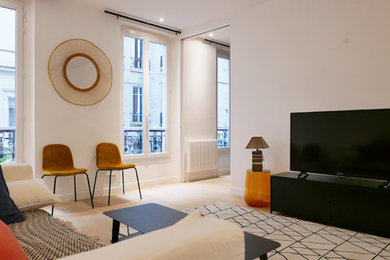 Réalisation d'un salon design de taille moyenne et ouvert avec un mur blanc, parquet clair, un sol marron et un téléviseur indépendant.