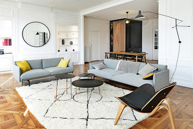 Aménagement d'un grand salon contemporain ouvert avec un mur blanc, un sol en bois brun, un sol marron, aucun téléviseur et éclairage.