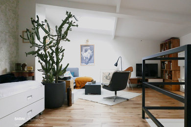 Idées déco pour un petit salon contemporain ouvert avec un mur blanc, parquet clair, aucune cheminée, un téléviseur indépendant et un sol marron.