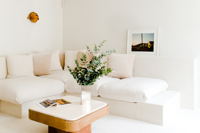 Aménagement d'un grand salon moderne ouvert avec un mur blanc, moquette, un sol beige et une bibliothèque ou un coin lecture.
