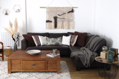 Inspiration pour un salon design avec un mur blanc, un sol en bois brun et un sol marron.