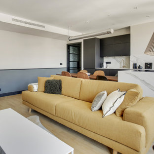 Mittelgroßes, Offenes Modernes Wohnzimmer ohne Kamin mit weißer Wandfarbe, hellem Holzboden, Wand-TV, beigem Boden und Tapetenwänden in Paris