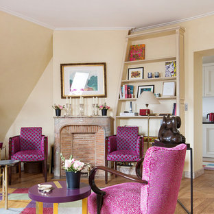 Inspiration pour un salon bohème de taille moyenne et fermé avec une salle de réception, un mur beige, un sol en bois clair, une cheminée standard, un manteau de cheminée en pierre et aucun téléviseur.