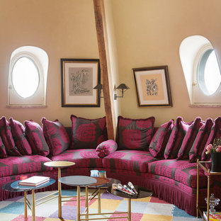 Exemple d'un salon éclectique de taille moyenne et fermé avec une salle de réception, un mur beige, moquette, aucune cheminée et aucun téléviseur.