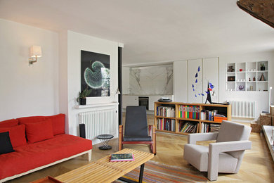 Idée de décoration pour un salon design de taille moyenne et ouvert avec un mur blanc, parquet clair et aucun téléviseur.