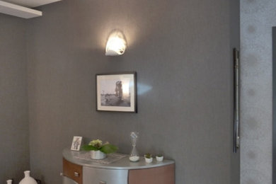 アンジェにあるコンテンポラリースタイルのおしゃれなリビング (茶色い壁、淡色無垢フローリング、コーナー設置型暖炉) の写真