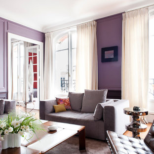 Idées déco pour un grand salon classique fermé avec une salle de réception, un mur violet, un sol en bois brun, une cheminée standard et aucun téléviseur.